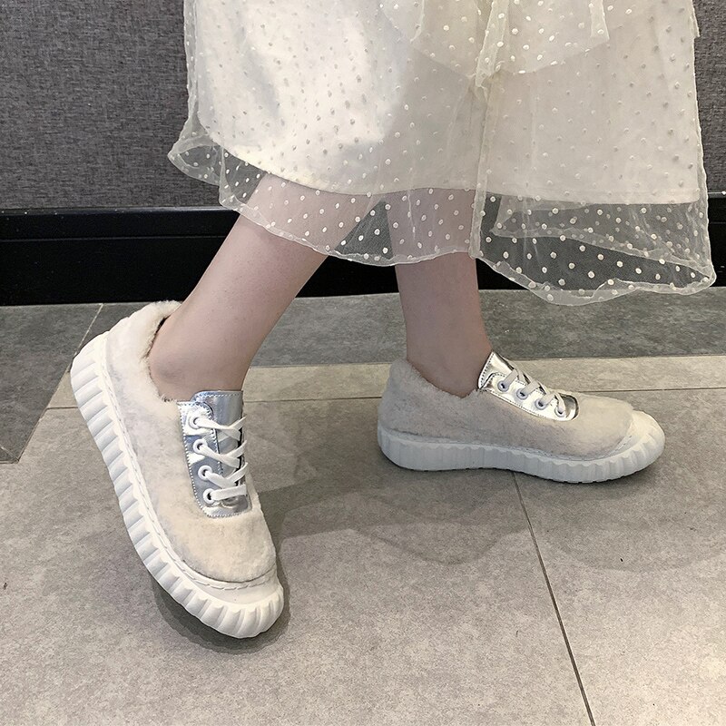 Zapatos peludos femeninos Otoño e Invierno pelo de cordero color plano a juego zapatos deportivos de encaje zapatos casuales de galleta marea