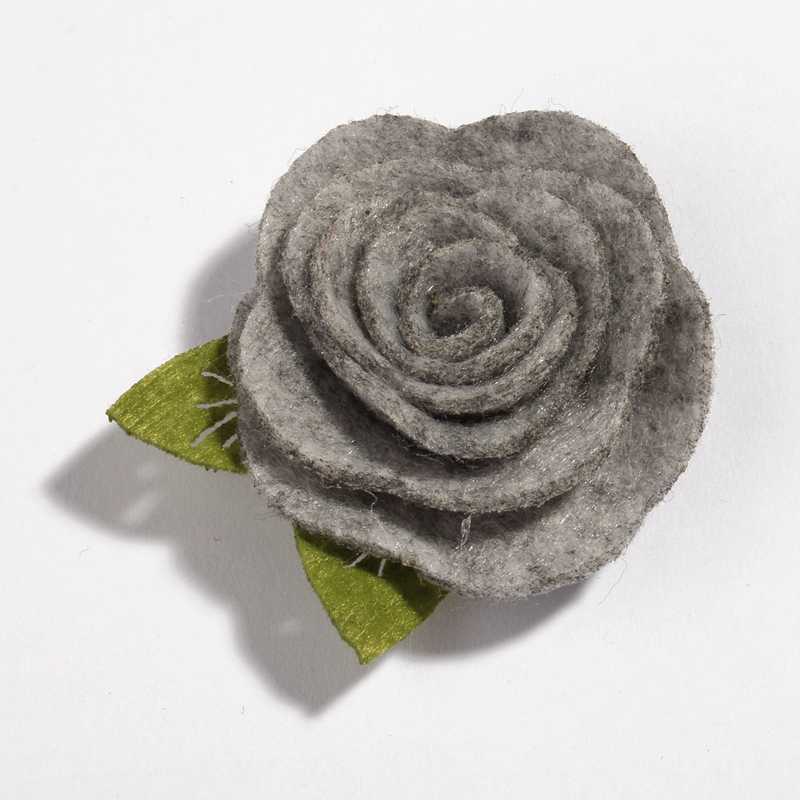 Flores de tela no tejidas de fieltro con hojas verdes para la cabeza, accesorios para el cabello, rosas enrolladas bonitas, 5CM, 10 Uds.: Q / With Clip