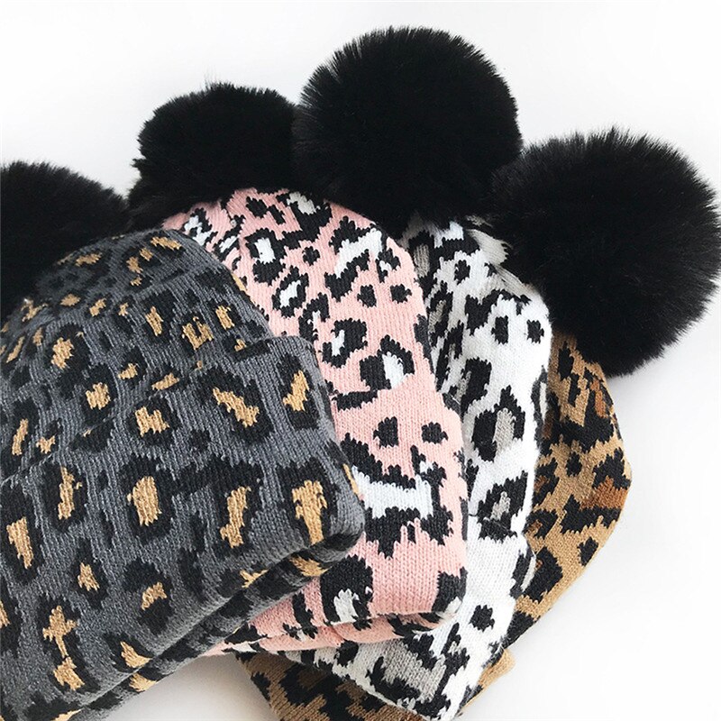 Chapeaux imprimés léopard pour femmes, casquette d'hiver en fourrure tricotée, accessoires de photographie chauds pour filles, chapeau tricoté mignon avec pompon, casquette de Ski chaude