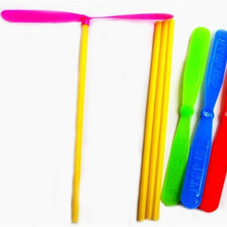 Plastikowa bambusowa ważka ręcznie pocierająca bambusowa ważka zabawka latająca