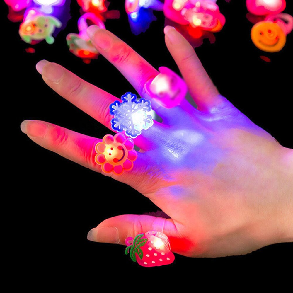 50 teile/beutel freundlicher Karikatur LED Blinklicht Bis glühend Finger Ringe Elektronische Weihnachten Halloween Spaß Spielzeug Party Zubehör