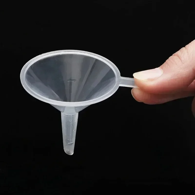 Mini embudos transparentes de plástico, embudos de aceite líquido de boca pequeña, dispensador de líquido cosmético, herramientas de llenado de botellas de laboratorio, 2/50 Uds.