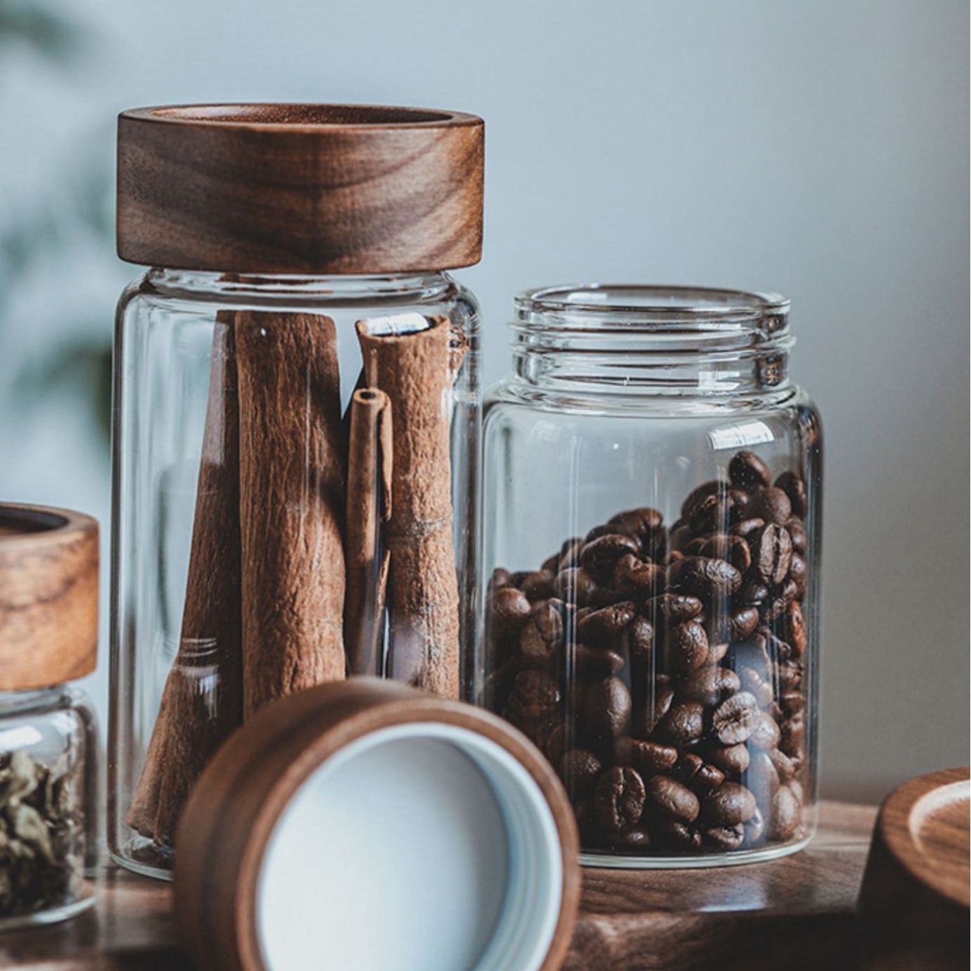 Neue kleine Vorratsdosen aus Glas mit luftdichten Deckeln, Kaffeebehälter mit Holzdeckel, Glas-Speisekannen für Bohnen, Reis, Zucker