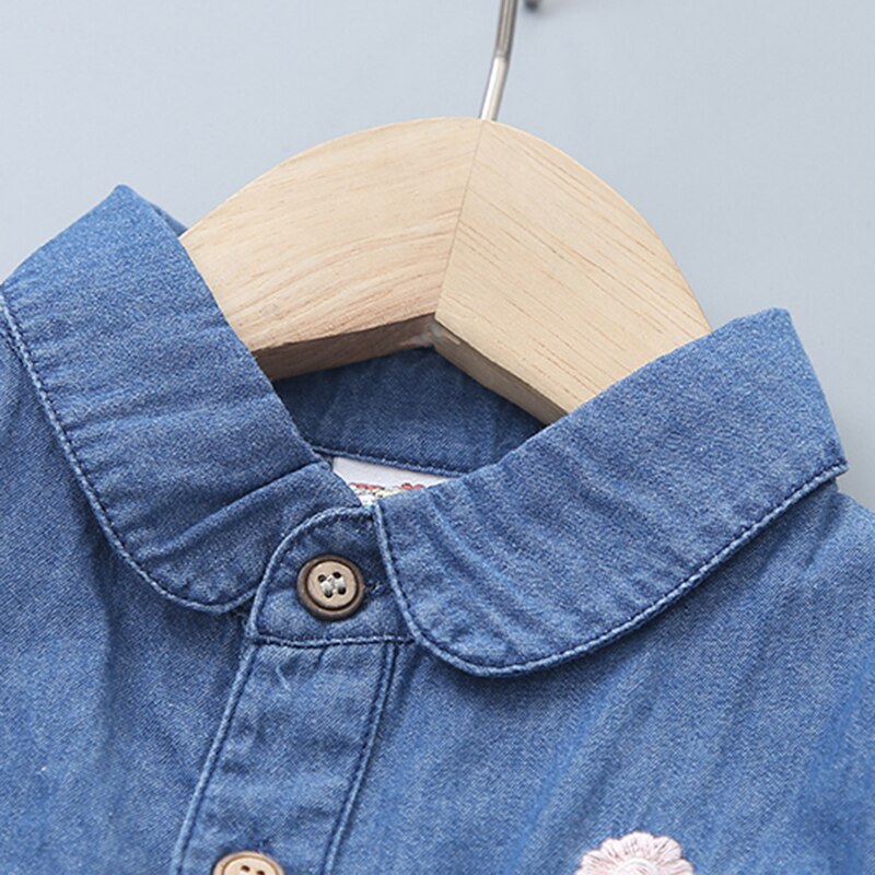 Una camicia da cartone animato per bambini nel 2021 camicia in denim ricamato A fiori ricamati per ragazze primavera e autunno