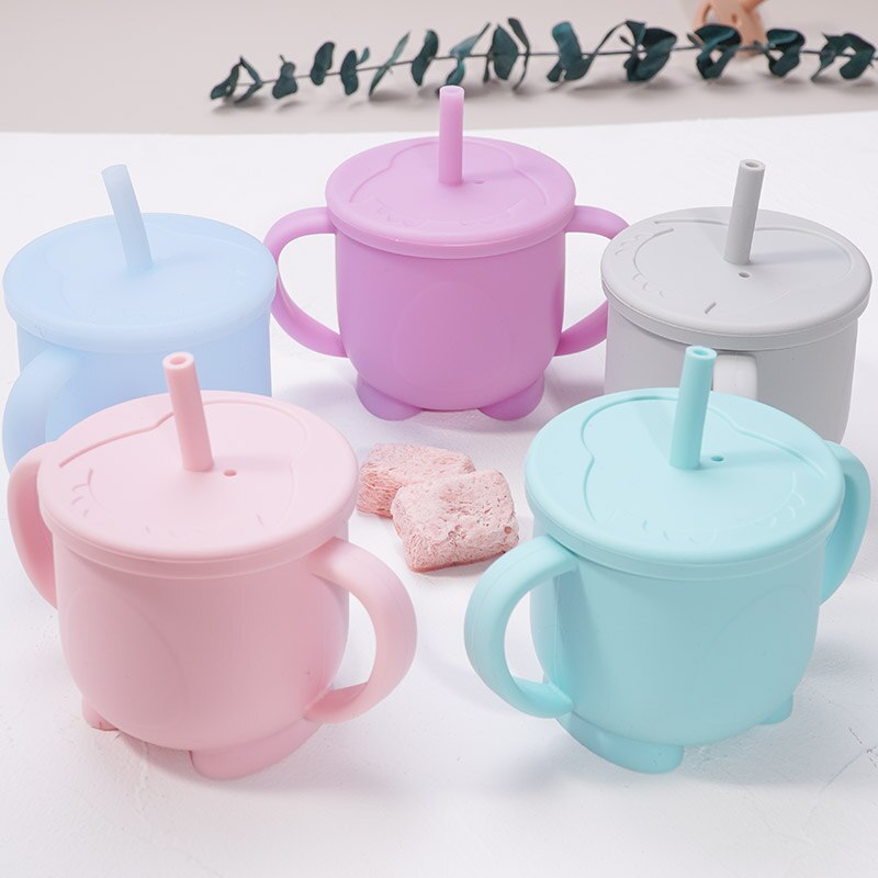 Babybekers van stevig siliconen met een rietje voor peuters met een siliconen deksel, waterbekers van voedingskwaliteit voor kinderen.