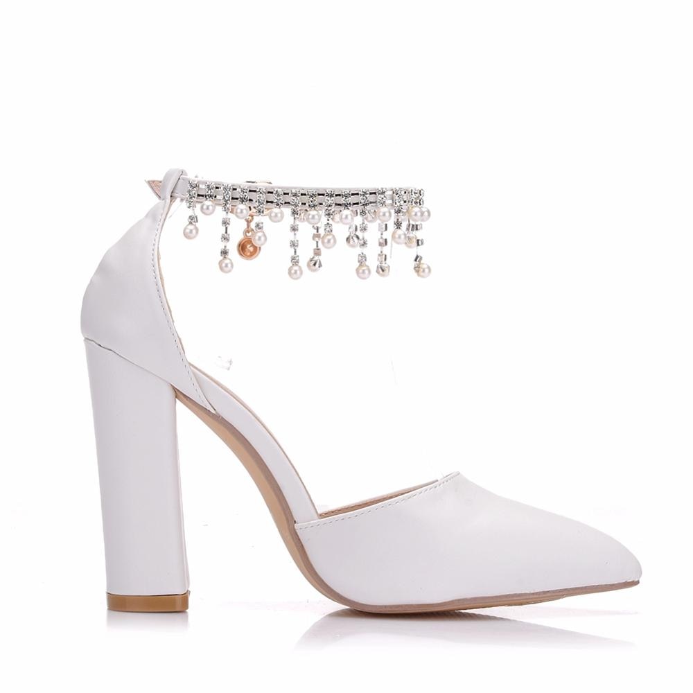 Crystal Queen Wit Pu Hoge Hak Sandalen Vrouwen Bruiloft Schoenen Vierkante Hakken Voor Bruid 10.5Cm Hak
