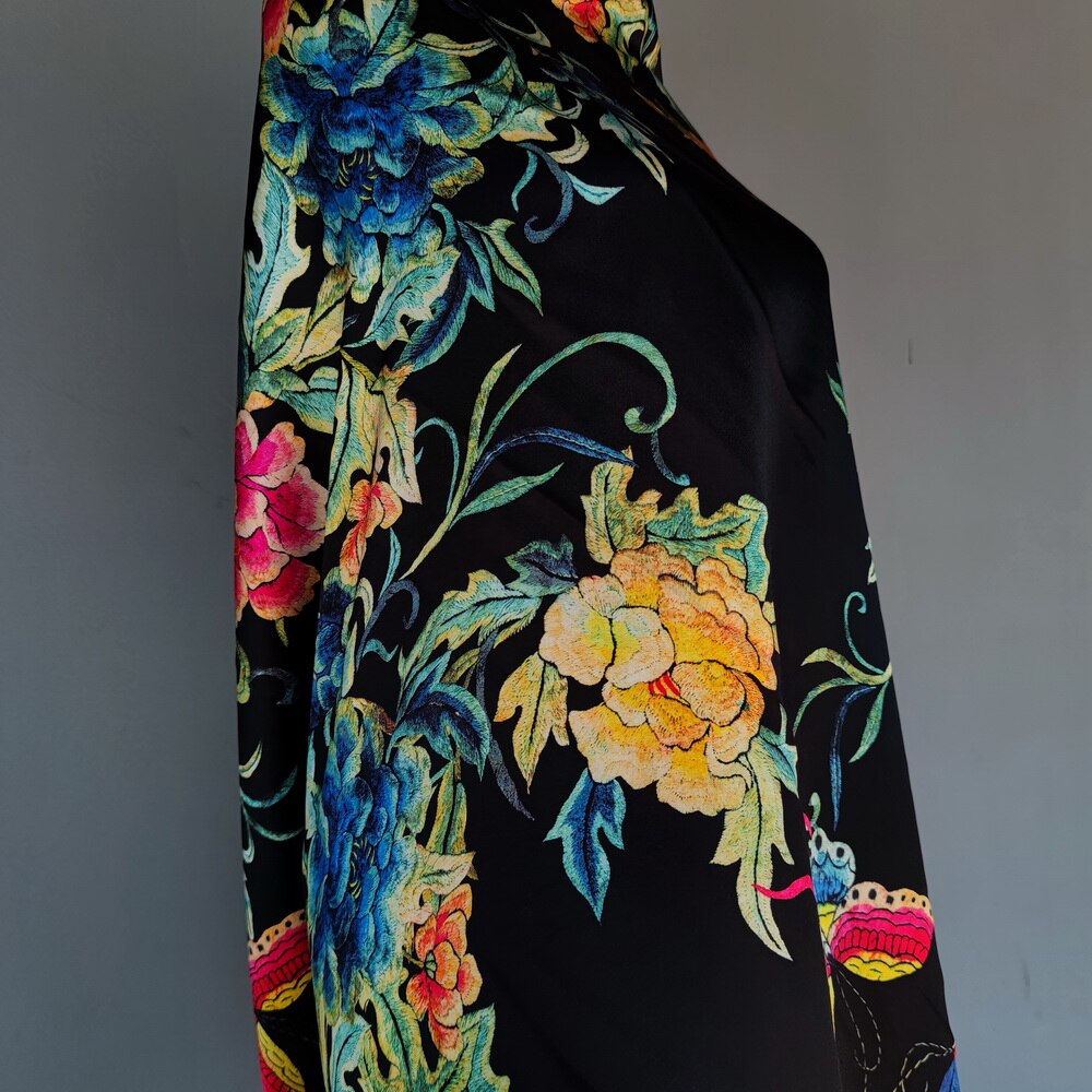 19m ren silke charmeuse silke satin silke stretch silke stof morbær silke sort baggrund med stort blomstermønster