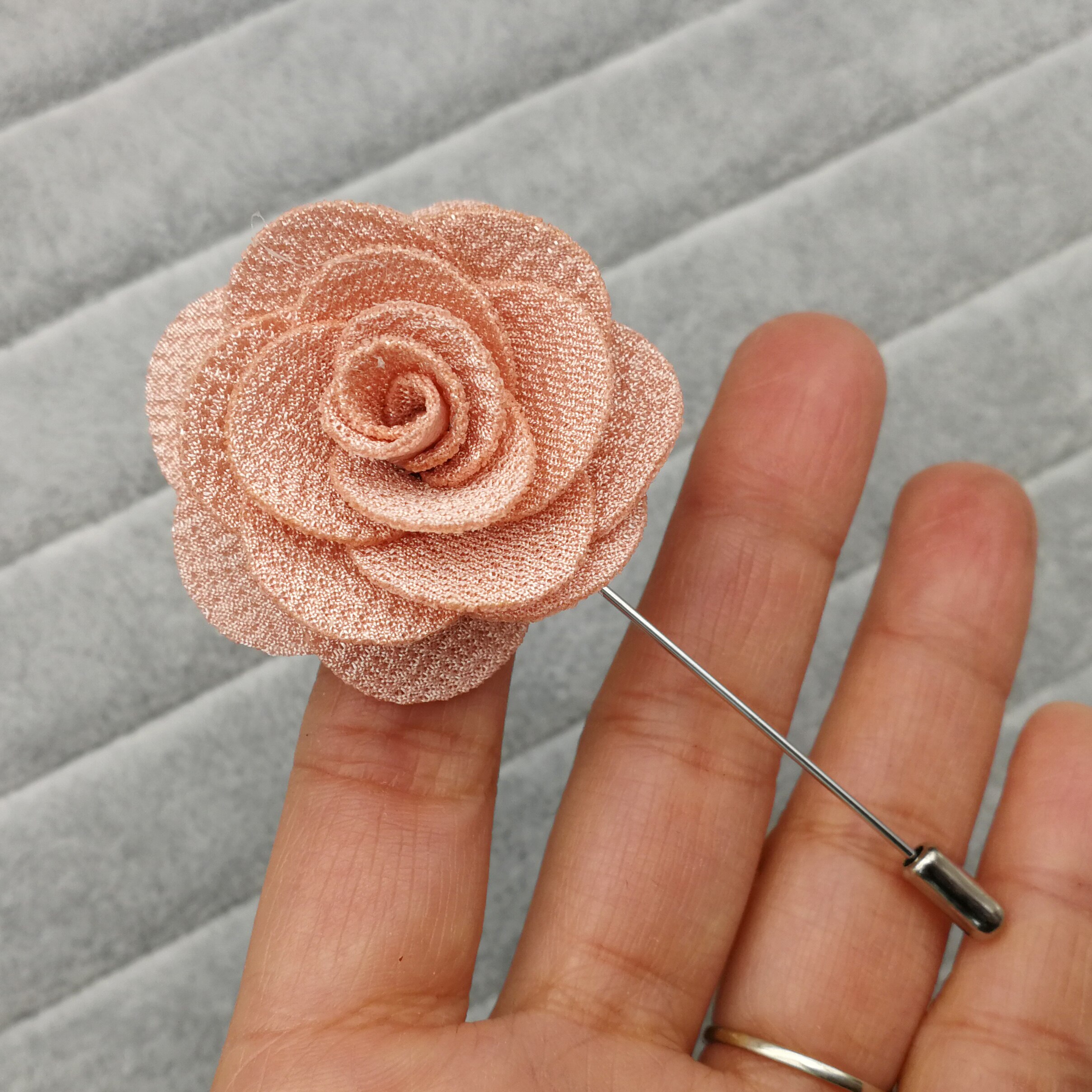 Broches à fleurs en tissu pour femmes, épingles de décoration pour costumes, épingles à revers pour hommes, accessoires pour costumes dans une boîte
