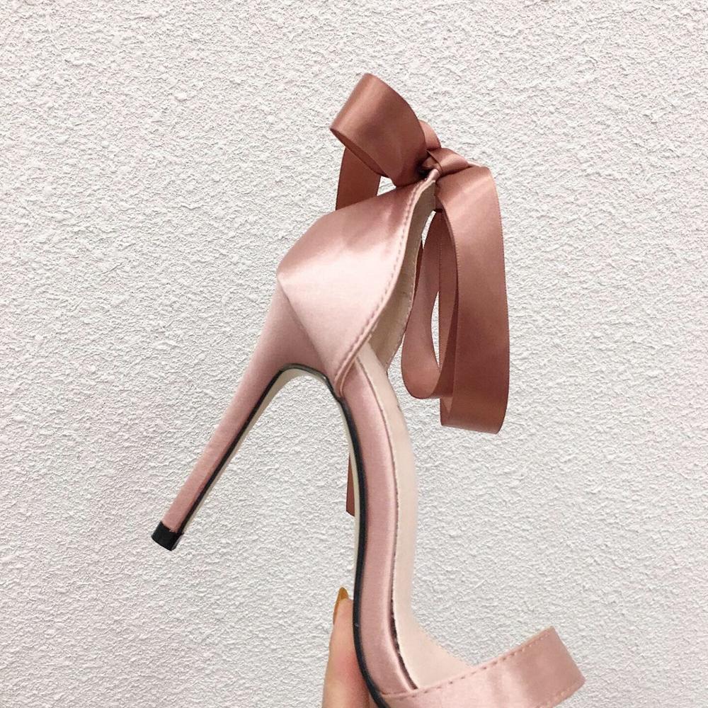 Satin sandaler med öppen tå kvinnor ledig sommar höga klackar skor riband tillbaka snörning rosett sandaler pumps täcka häl rosa skor