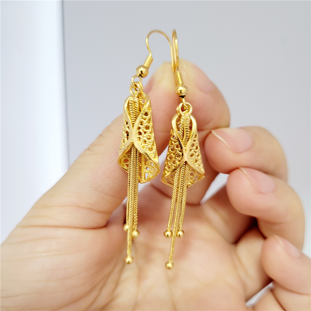 Gouden oorbellen met bedeltjes voor dames, lange oorbellen met kwastjes, oorbellen met kwastjes, feestsieraden.