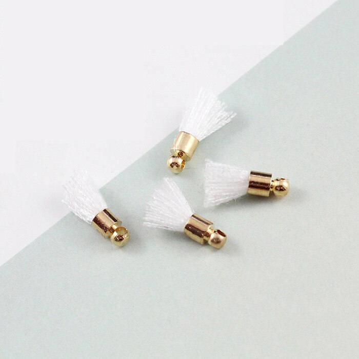 10 st 1.5cm mini bomullstråd tofsar med hattar pysseltillbehör dekorativa smycken armband halsband nyckel mobiltelefon hänge: Vit