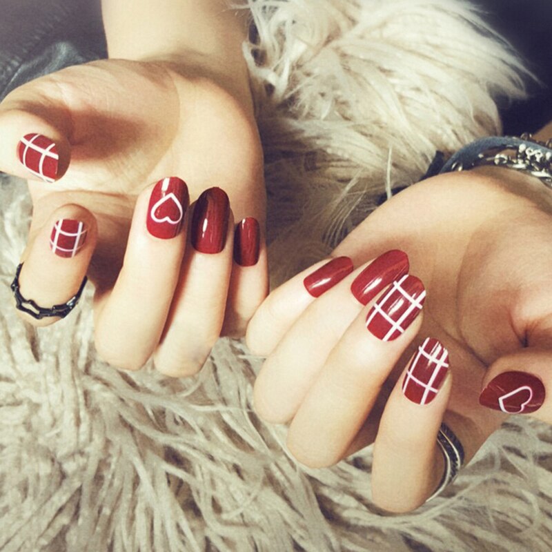 Eenvoudige 24 Stks/set Rode Gradiënt Jump Kleur Afgewerkt Nep Nagels Korte Size Volledige Nail Tips Patch Lady Art Tool