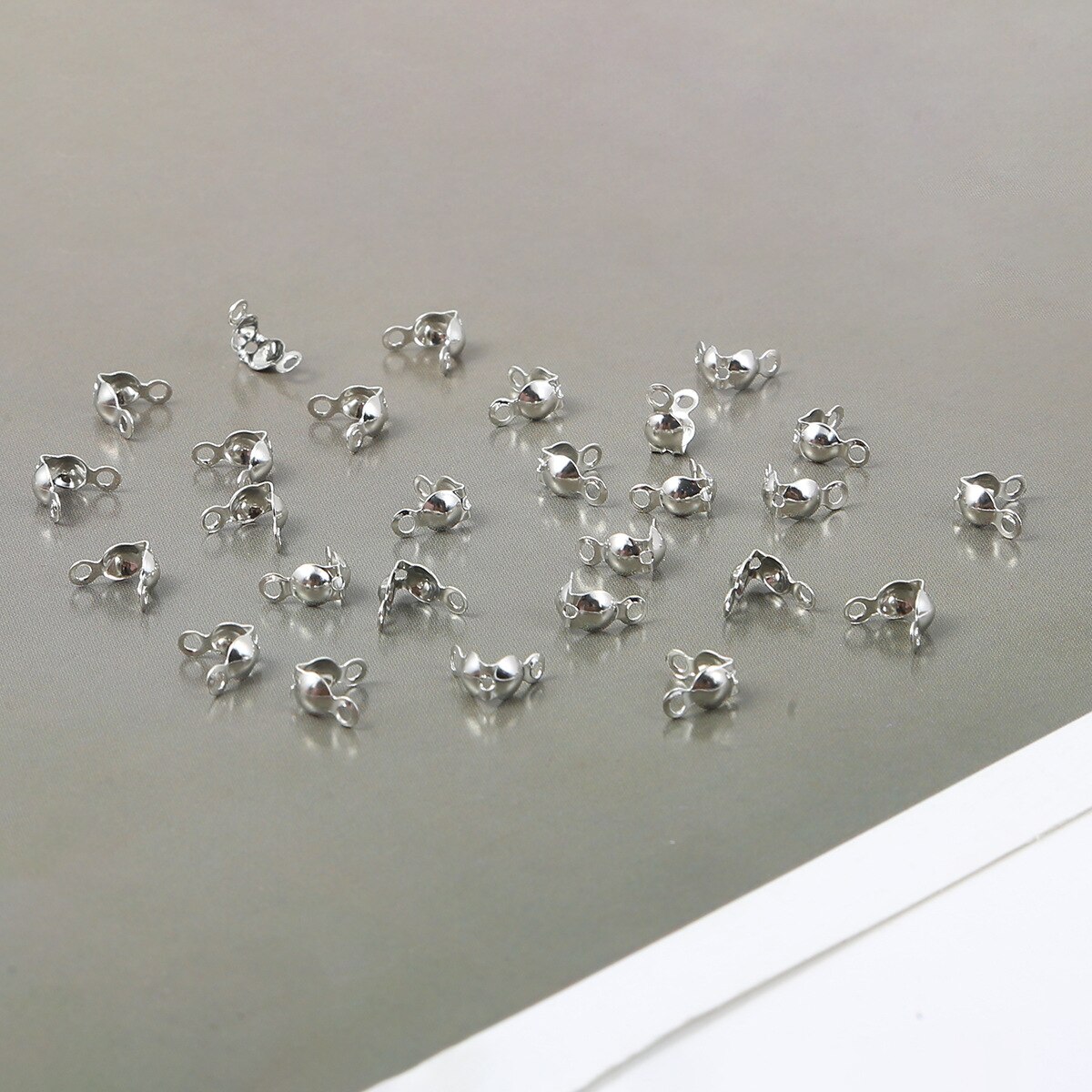 100 piezas de cubiertas de nudo de punta de cuentas, cubiertas de nudo plegables de concha de sujeción, cubiertas de nudo de punta de cuentas abiertas para fabricación de joyas, artesanías: K silver