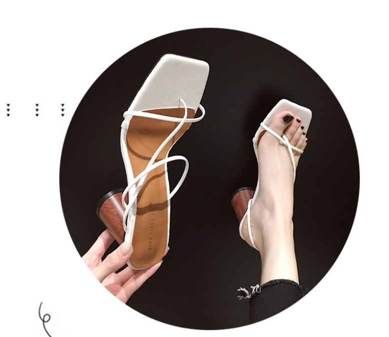 Märke sommar kvinnor tofflor låg klack glider kvinnlig peep toe fyrkantig klack sandal semester flip flops mujer skor