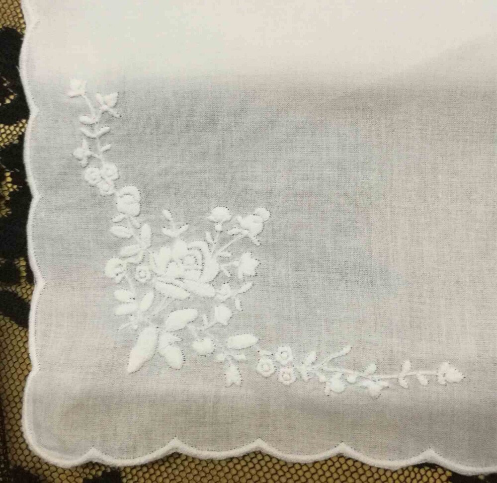Set  of 12 vita bomull dam näsdukar 12- tums bröllopsnäsduk kvinnor näsduk med scallooed kanter &amp; broderade blommor