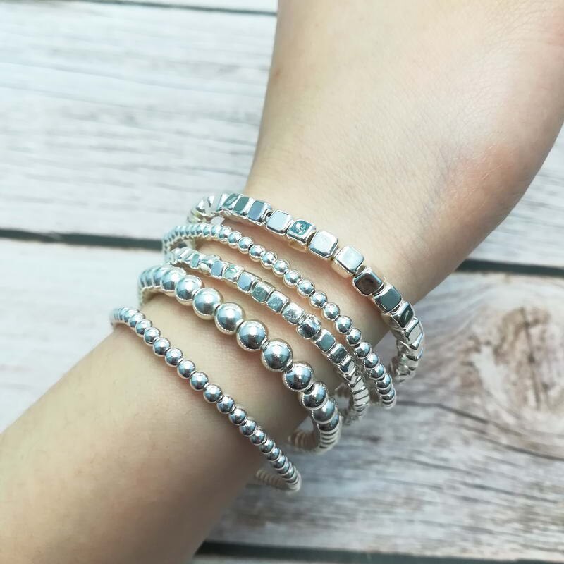 Zwpon 5 -teiliges set ccb-perlenarmbänder, armreifen aus kunststoffperlen, verstellbare elastische armbänder für damenschmuck