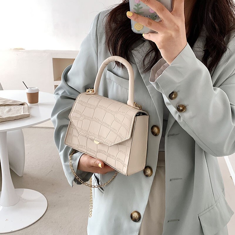 Handtaschen im vintage-stil mit steinmuster, schulterriemen und metallriemen – ideal für frühling und sommer. perfekt für pendler.