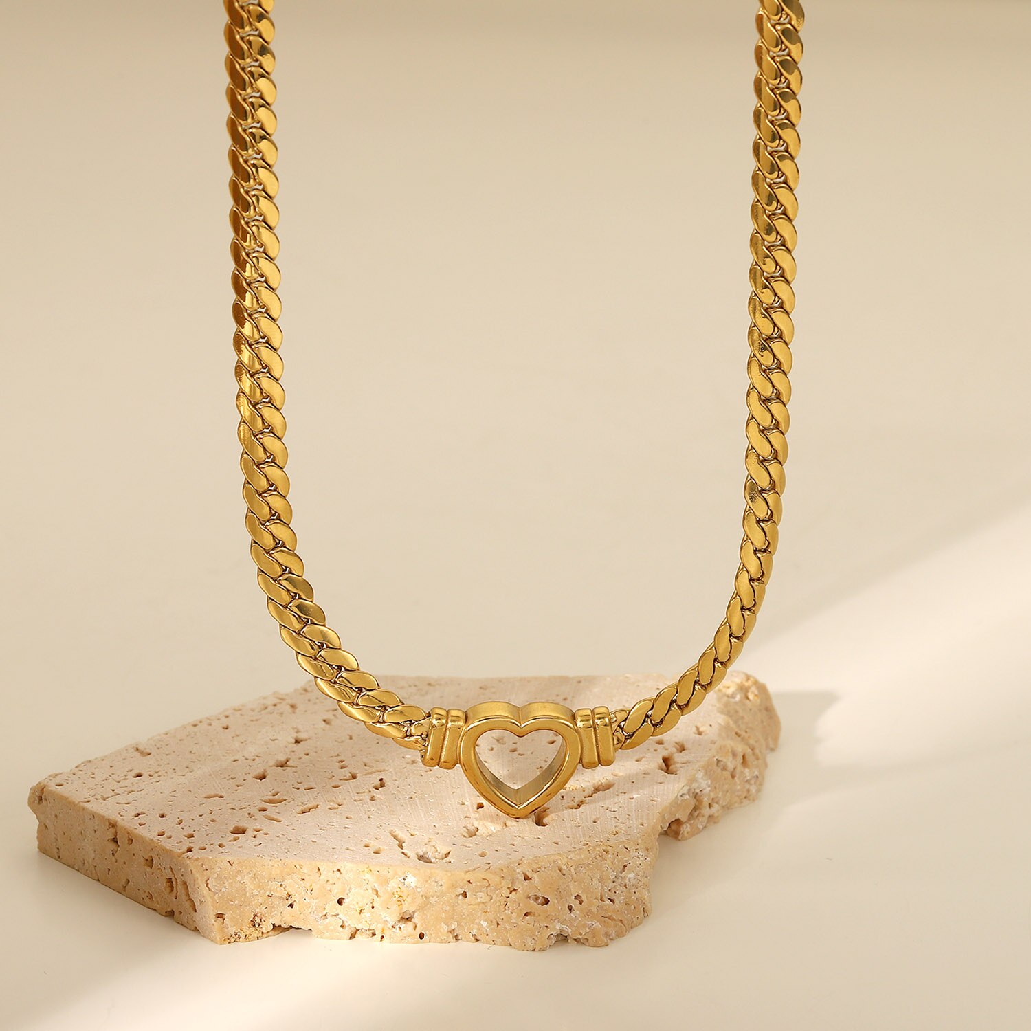 Cadena cubana de acero inoxidable para niñas, collar con colgante de corazón hueco para boda, chapado en oro de 14K, nueva tendencia
