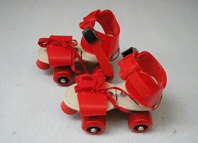 Børn dobbelt række skøjter rulleskøjter dobbelt række 4 hjul skøjteløb sko justerbar størrelse glidende slalom inline skøjter børn: Rød