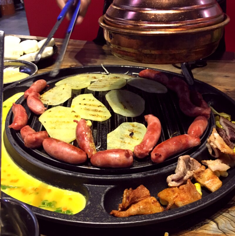 Koreansk stil grillad maträtt kycklingkaka stekpanna kärnnät grillat kött bbq tallrik restaurang hushållsgrill netto bakplåt