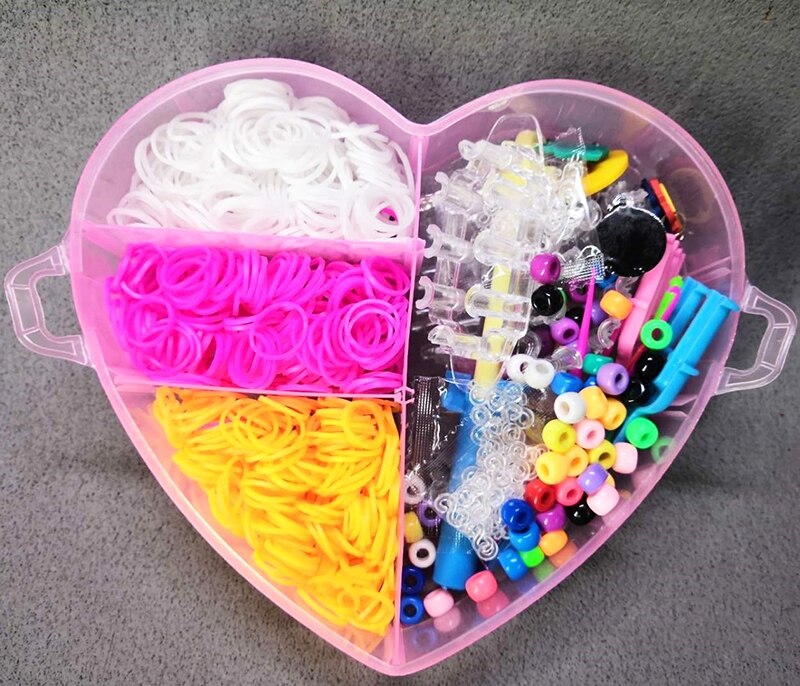 4000pcs Kinderen Rainbow Rubber Band Kits Ambachtelijke Speelgoed Hart Box Drie Lagen Elastische Armband Lint Gebreide Cijfers Bedels Craft