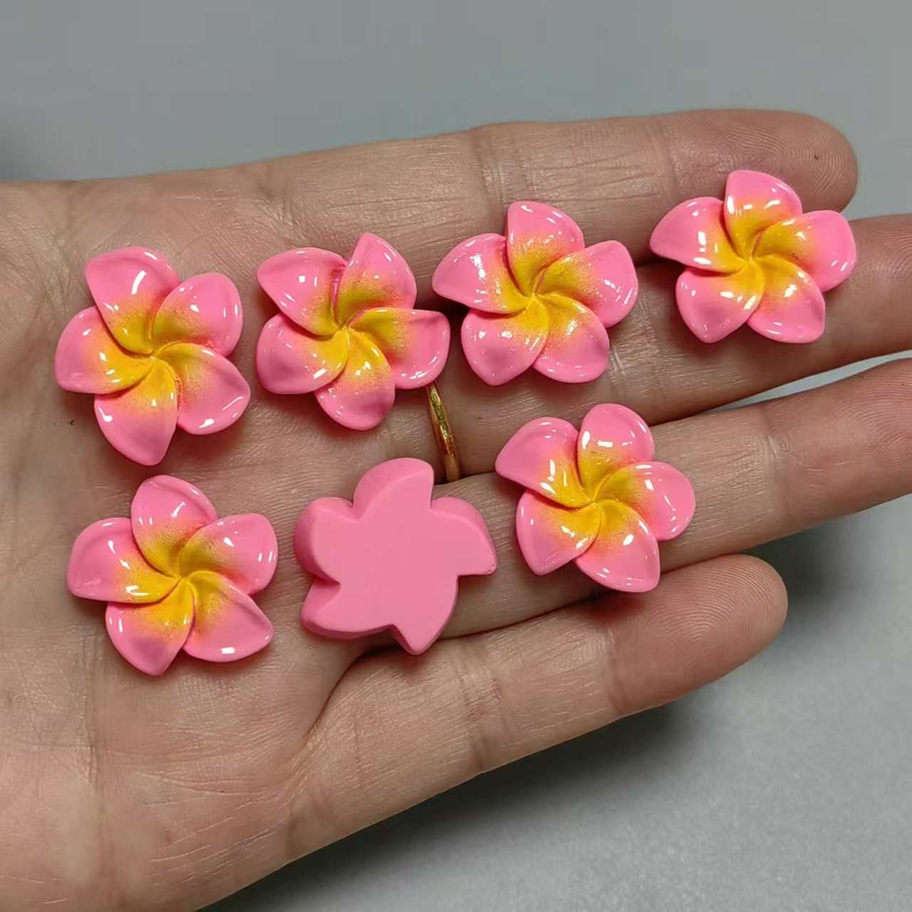 10 Uds. De resina fresca, flor colorida, accesorios de pegamento en crema DIY, hebilla de zapato hecha a mano, Clip para el pelo, decoración de funda de teléfono, dijes artesanales: Blanco