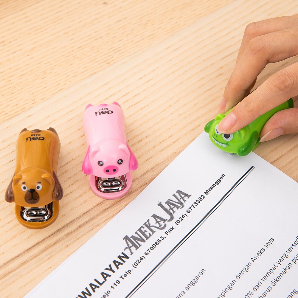 Mini engrapadora de animales de dibujos animados DELI 0452 1 Set con grapas bonitos accesorios de oficina