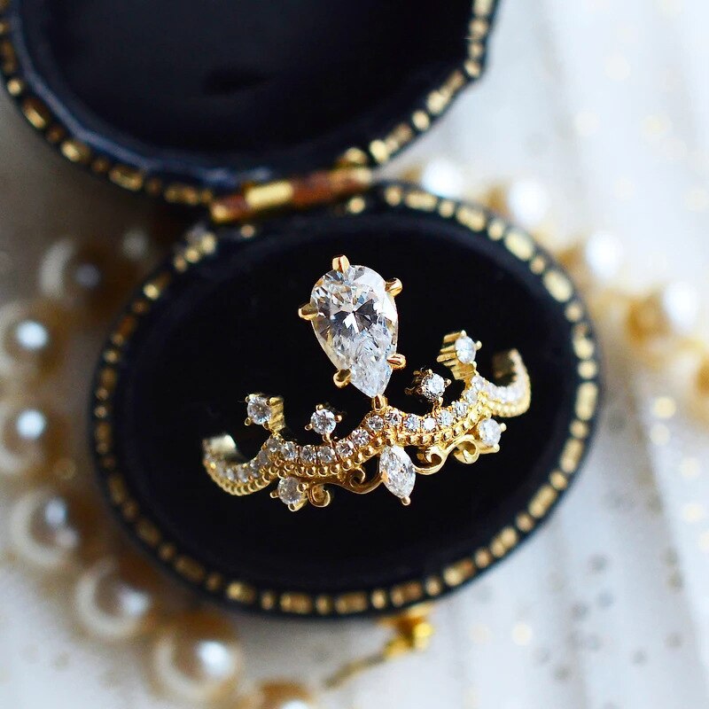 Niedliche Weibliche Weiß Kristall Stein Ring Rose Gold Silber Farbe Öffnen Engagement Ring Jahrgang Königin Krone Hochzeit Ringe Für Frauen