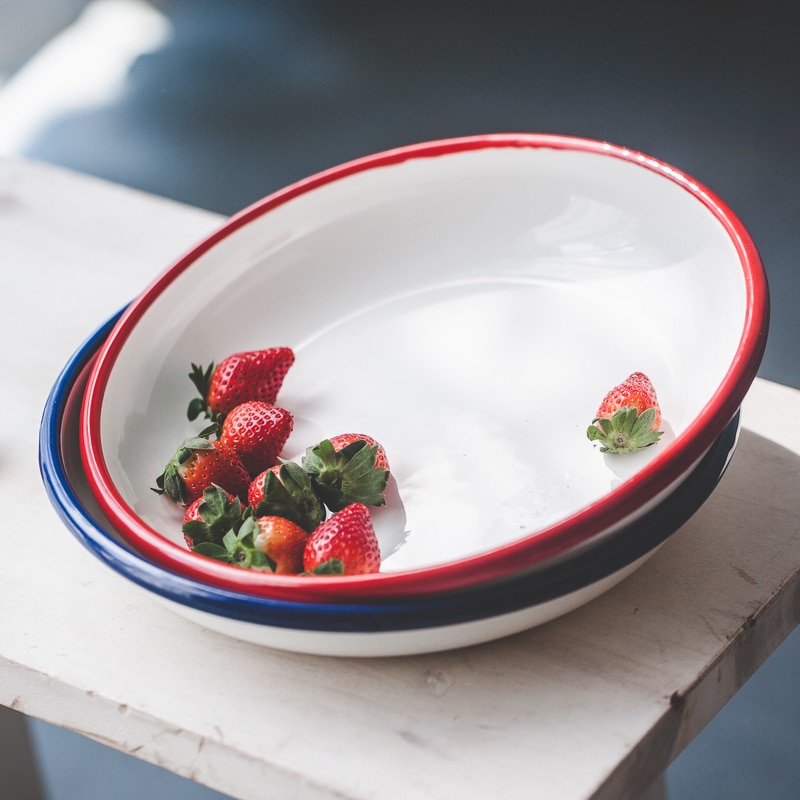 Klassisk fortykket rød blå kant porcelæn emaljeret husholdningsbagning rund tallerken dessert brød mad dyb tallerken service