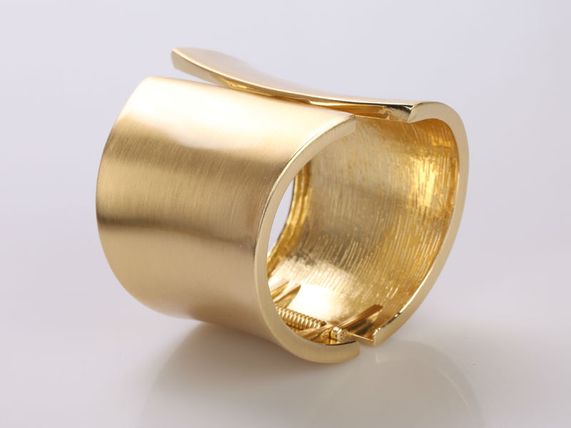 Goud Kleur Galvaniseren Grote Vrouwen Bangles Europese Top Onregelmatige Geometrie Pulseira Feminina