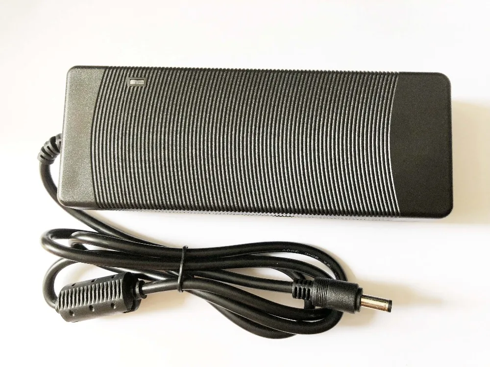 1 stks 12 v 12A 144 w AC 100 v-240 v Converter Adapter DC 12 v 12A Voeding DC 5.5mm x 2.1mm-2.5mm
