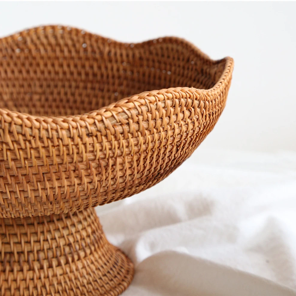 Rotan fruitmanden, rieten opbergschalen, natuurlijke geweven serveermanden, decoratieve manden voor het organiseren van spullen op het aanrecht.