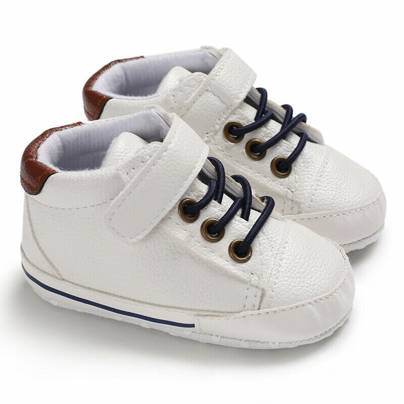 baby låve pu lærsko smålåve takrenne jenter myke barneseng sko små baby kunstlær joggesko antislip trener fottøy støvler: Hvit / 13-18 måneder