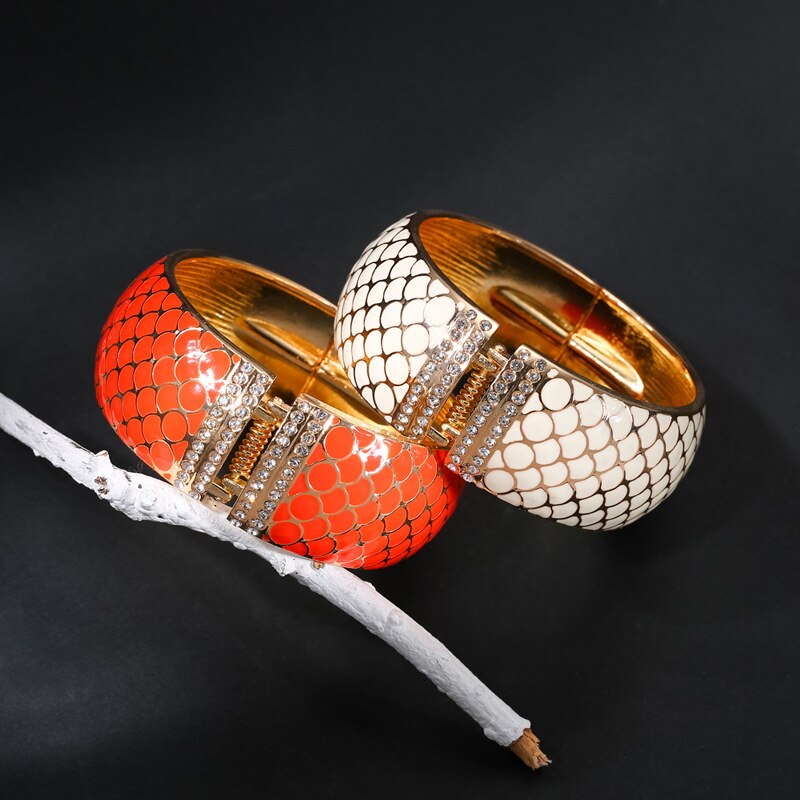 Glitrende fiskeskæl mønster armbånd til kvinder dryppende olie legering rhinsten bred armring femme bryllup smykker
