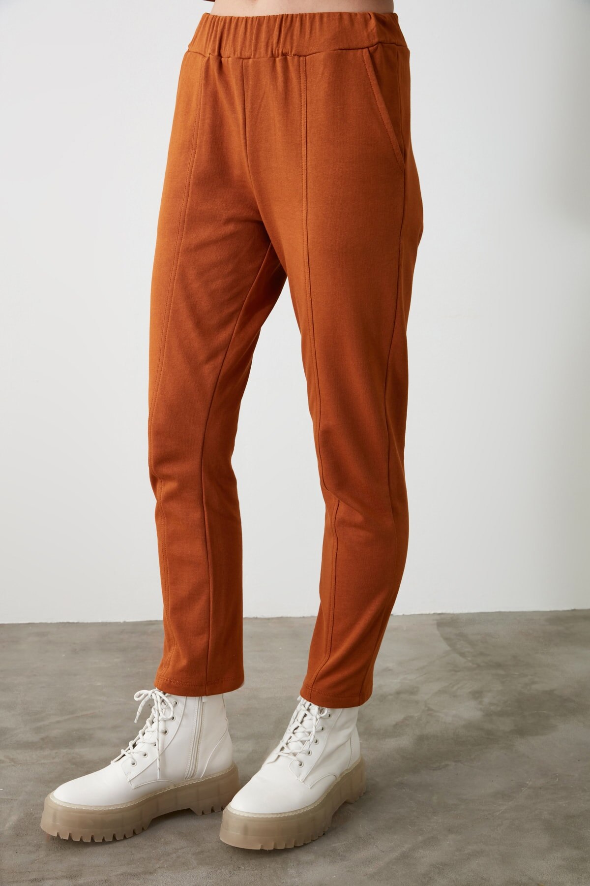 Trendyol 100 Organische Baumwolle Grundlegende Jogger betroffen Jogginghose TWOAW21EA0180