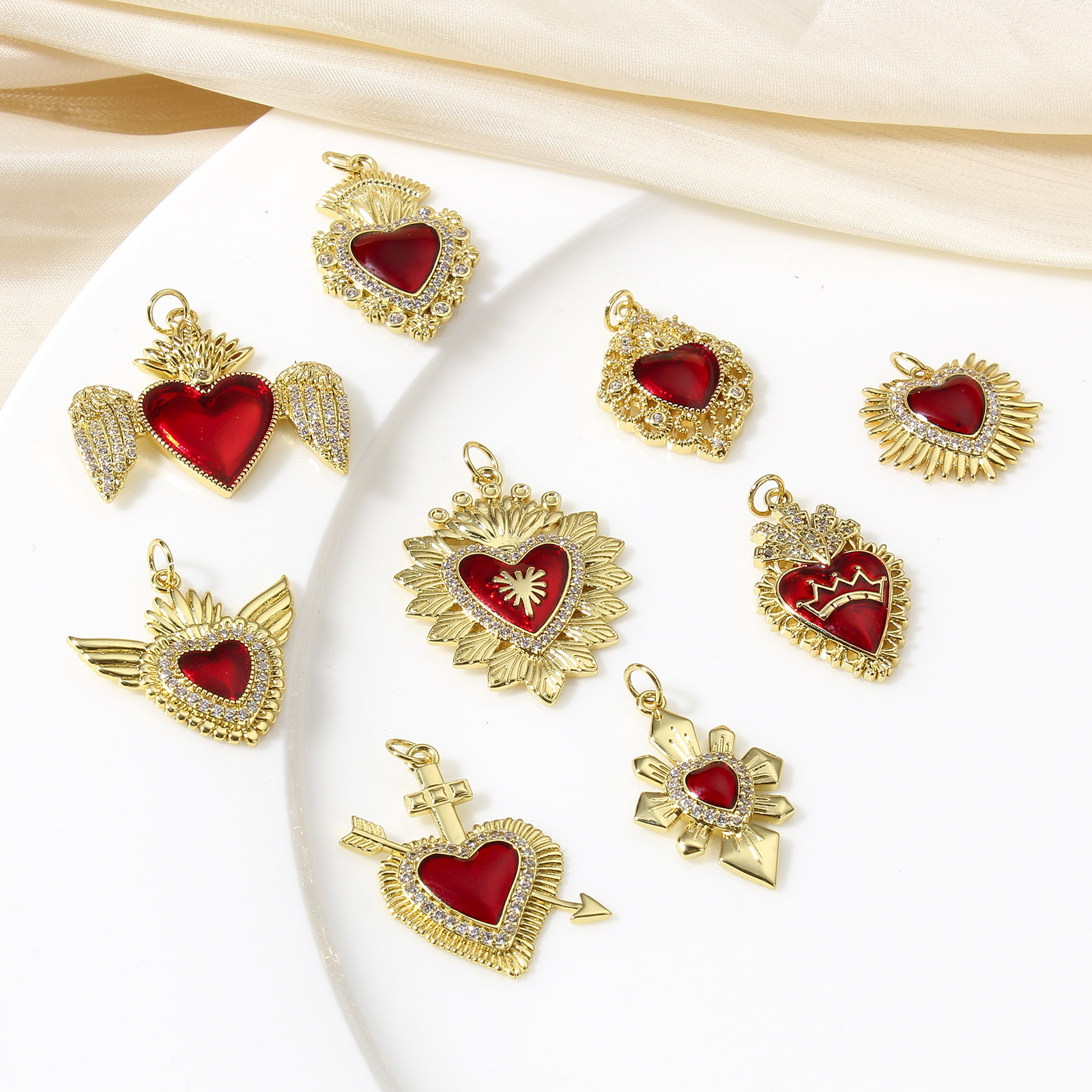 1 pieza de dijes de corazón religioso rojo clásico para la fabricación de joyas, colgantes Ex Voto de Color dorado, collar de circonia cúbica transparente DIY