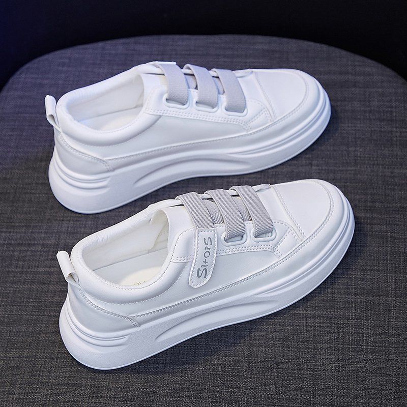 Femmes avec des chaussures blanches à bas prix à – Grandado