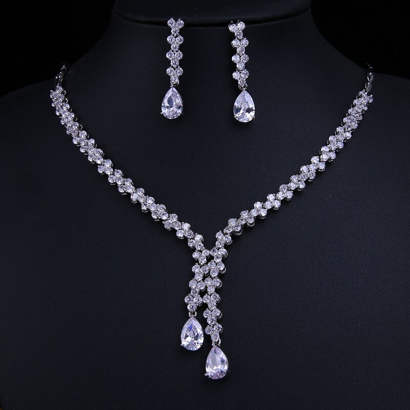 ! Conjunto de joyería Noble Bettyue de asimétrico a la , pendientes largos de Zirconia y Collar para mujer, deslumbrante