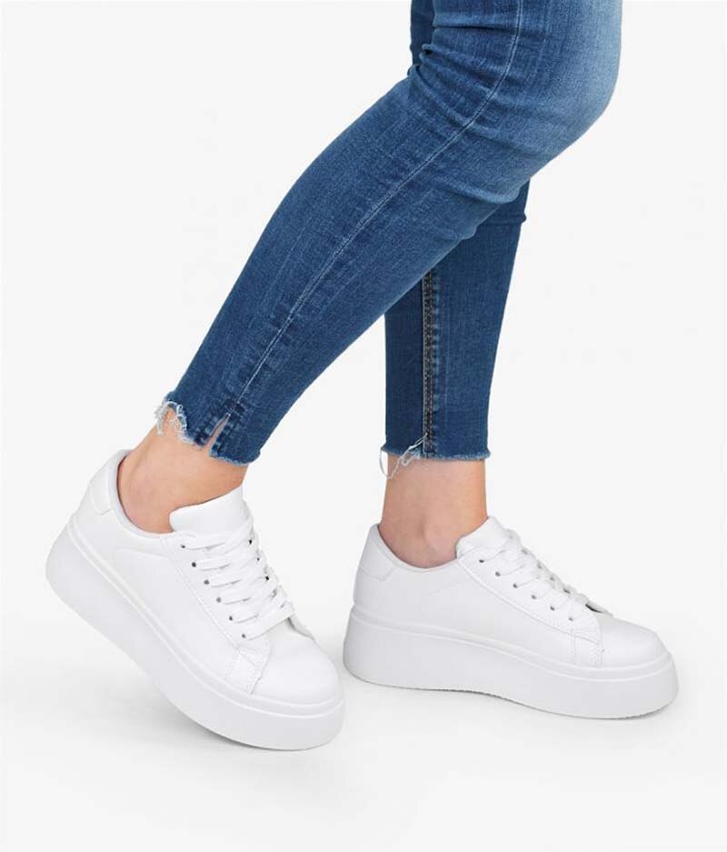 BOSANOVA Zapatillas total look blanco para mujer con suela de plataforma lisa de 5 cm. Cierre con cordones.