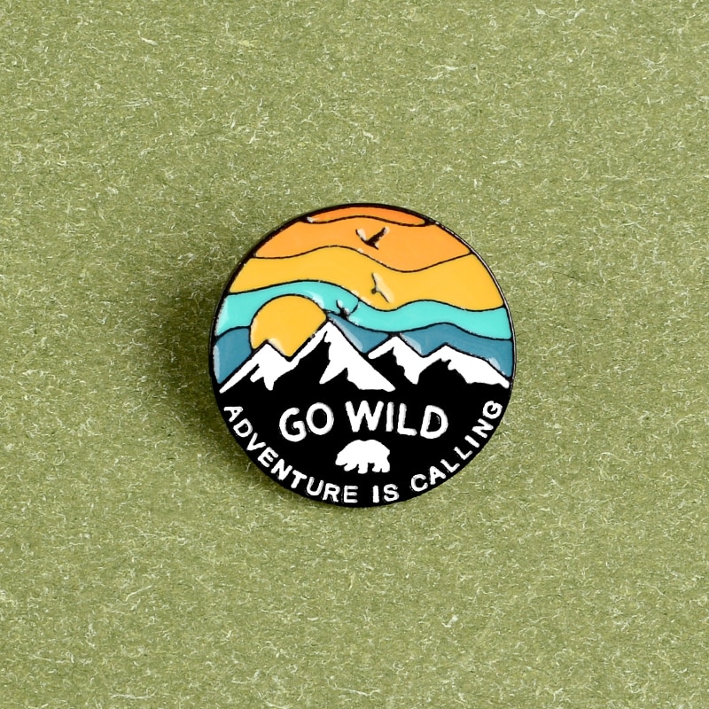 WILDE GAAN Emaille Pin Custom Adventure is Bellen Broches Rugzak Kleding Revers Pin Outdoor Badge Sieraden Cadeau voor Kinderen Vrienden