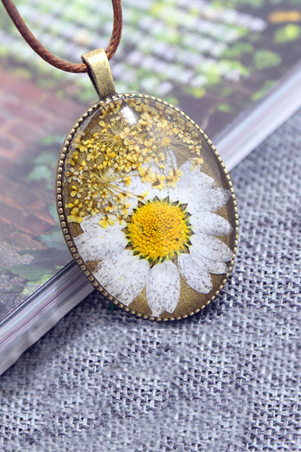Collar con colgante de margaritas y flores para mujer, color amarillo