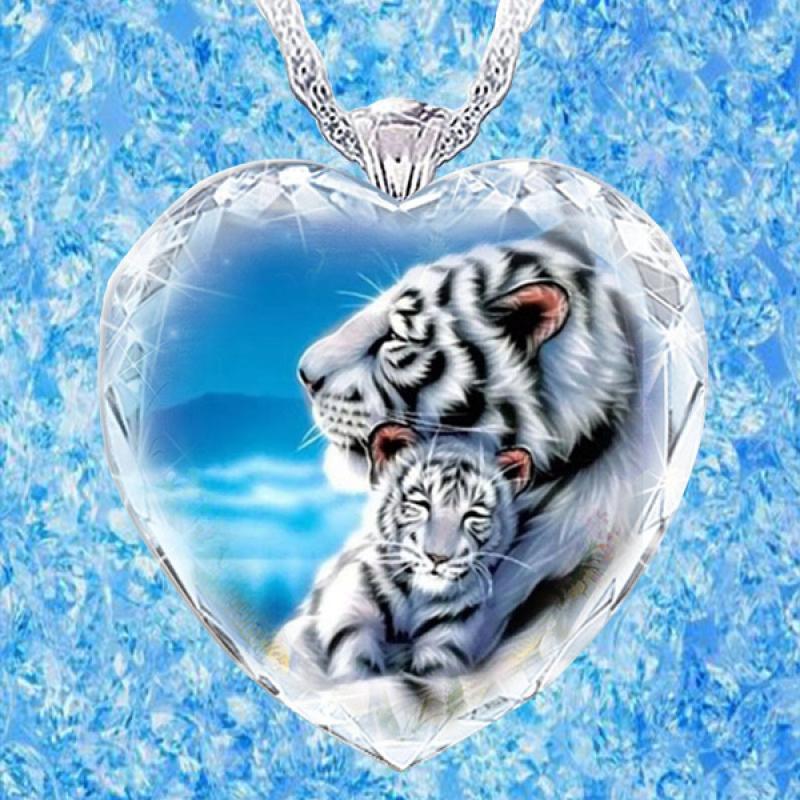 Accessories for women, vintage pendant necklace, crystal jewelry, tiger mother and child heart-shaped crystal necklace