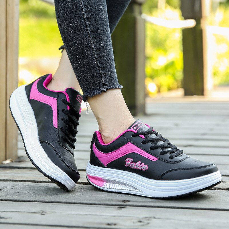 Naiset keinuvat kengät nahka vedenpitävä alusta urheilukengät nainen kiilalenkkarit korkeus kasvavat keinukengät zapatos de mujer: Musta / 38