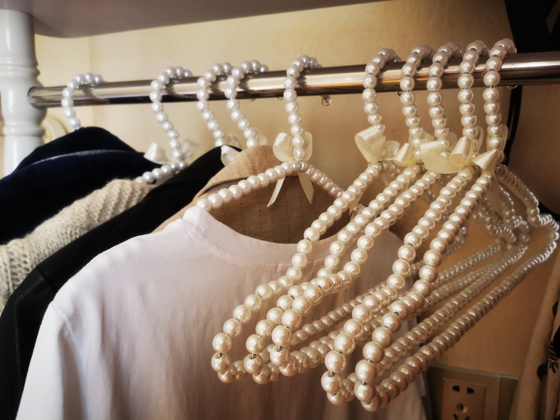 Blanc perle porte-vêtements cintre organisateur européen vêtements magasin écharpe support placard stockage dames robe mariage jupe cintres