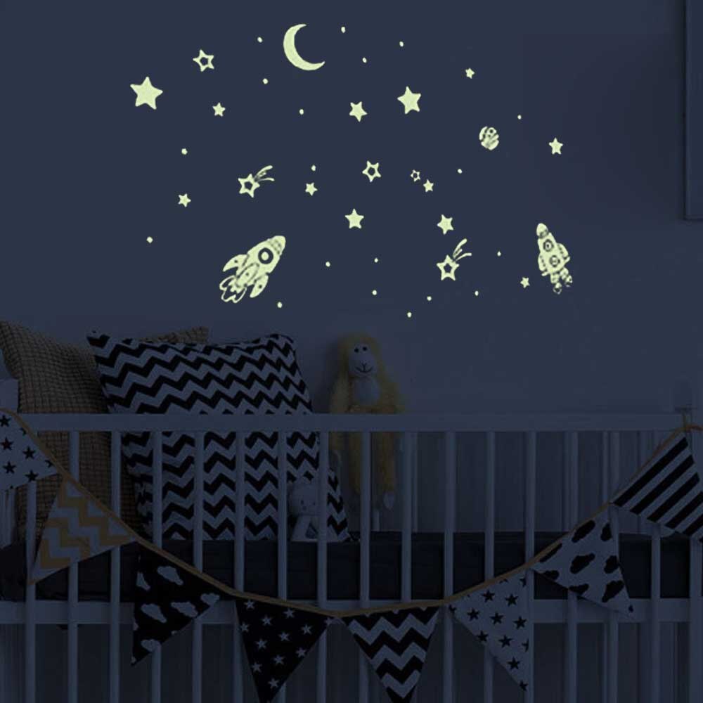 2 ark glødende i mørket planet stjerner måner væg klistermærker mærkater lysende loftdekorer til børn børn dreng pige værelse