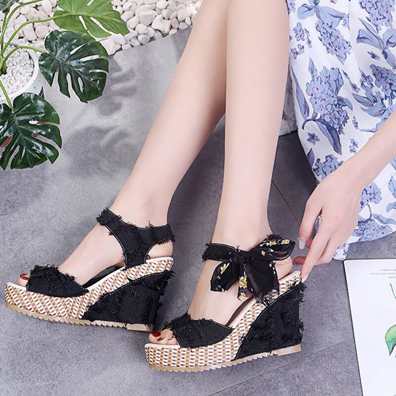 Damen Keil Offene spitze Kurze Plüsch Sandalen Sommer Schuhe Neue Frau Gemischt Farbe Knöchel Gurt Plattform Schuh Weibliche Sandale