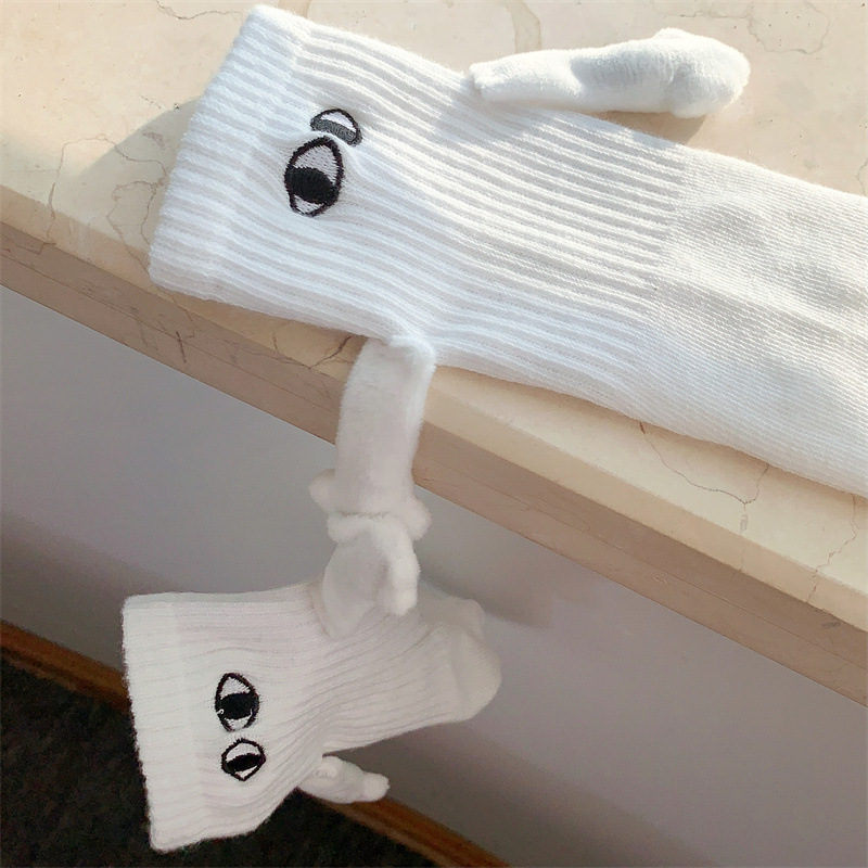 Calcetines magnéticos con manos mujeres hombres negro blanco divertido lindo ojos de dibujos animados pareja calcetines de tubo medio para