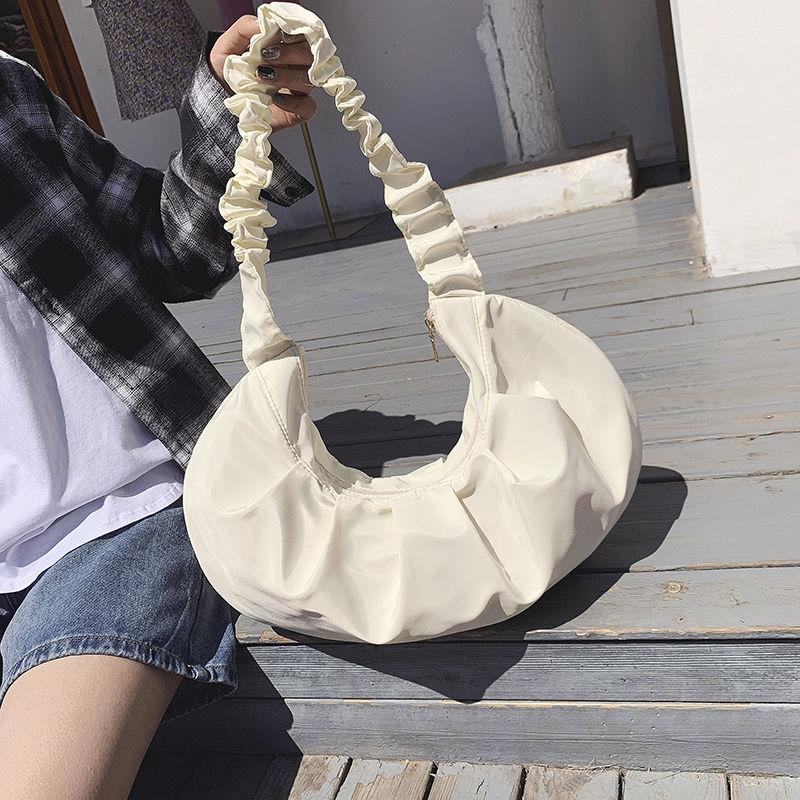 Nylon ruched damer stor hobos handväska för resor kvinnor underarm axelväskor stor kapacitet kvinnlig armnpit shoppingväska: Vit
