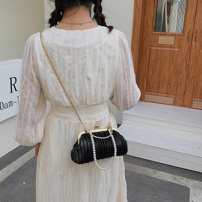 Fold Stripe Shell Bags For Woman Niche Clip Solid Pu Leather Shoulder Bag Pearls Chains Versatile Evening Handbag: Black