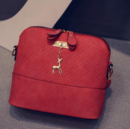 Bolsa de ombro de couro pu de qualidade, bolsa carteiro com pingente de cervo macio, bolsa mensageiro de ombro selvagem para mulheres: Vermelho